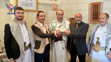وزير الثقافة والسياحة يكرّم مسؤول قطاع الفنون التشكيلية ومدير جاليري صنعاء
