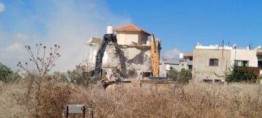 El enemigo sionista derriba una casa en el pueblo de Tura, al oeste de Yenin