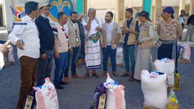 محافظ الحديدة يدشن توزيع ألفين و400 سلة غذائية للنازحين والمتضررين