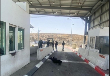 Martyrium eines palästinensisches durch feindliche Kugeln in der Nähe eines Militärkontrollpunkts in Al-Quds
