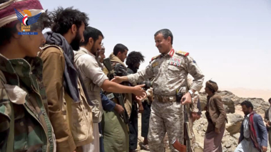 وزير الدفاع يحذر تحالف العدوان من الاستمرار في حربه على الشعب اليمني