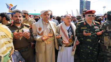 Präsident Al-Mashat eröffnet Ausstellung der Führer der Märtyrer und besucht den Schrein des Märtyrers Al-Sammad