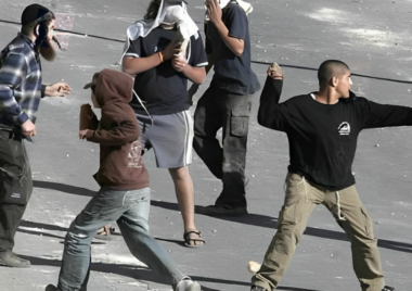 Manadas de colonos atacan vehículos palestinos en Al-Bireh