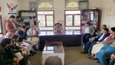 Besprechung des Arbeitsfortschritts im Industriebüro in Dhamar