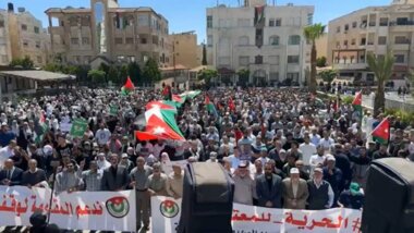 Multitudinaria marcha en las proximidades de la embajada de la entidad sionista en Ammán en apoyo a la resistencia y rechazo al desplazamiento