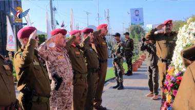 وزير الدفاع يضع اكليلا من الزهور على ضريح الرئيس الشهيد الصماد