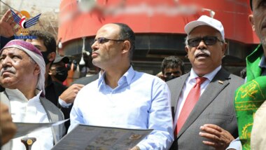 El presidente Al-Mashat inspecciona el avance de las obras del proyecto de pavimentación y ampliación de servicios en el distrito de Tahrir