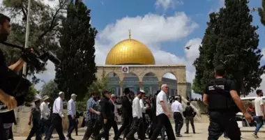 Dutzende zionistische Siedler erneuern den Sturm auf die Al-Aqsa-Moschee