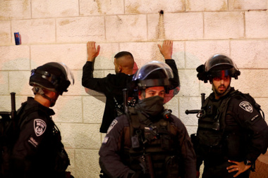  العدو الصهيوني يعتقل مالك المكتبة العلمية في مدينة القدس المحتلة