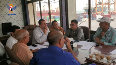 Discutiendo la cooperación entre la terminal de contenedores y las compañías navieras que operan en el puerto de Hodeidah