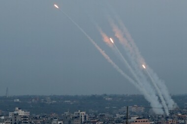 انطلاق رشقة صاروخية نحو مدن العدو الصهيوني وصفارات الإنذار تدوي بـ