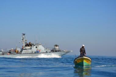 بحرية العدو الصهيوني تستهدف الصيادين جنوب قطاع غزة 