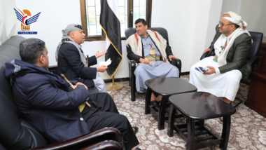 Une réunion présidée par Abu Lahoum discute de la mise en œuvre d'un ensemble de projets d'autonomisation économique à Taiz