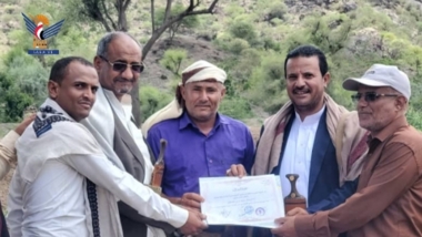 Das Entwicklungsteam in Taiz ehrt einen Bauern im Mawiyah-Distrikt