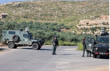 Feind errichtet einen militärischen Kontrollpunkt am Eingang von Al-Mughayir und verschärft  Maßnahmen an den Kontrollpunkten Tayasir und Al-Hamra im Jordantal