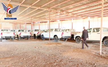 مجلس الشؤون الإنسانية يسلم وزارة الزراعة 32 سيارة هيلوكس