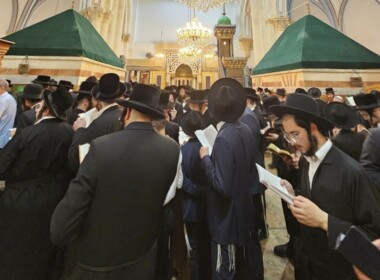 Thousands of settlers storm Ibrahimi Mosque, perform provocative rituals