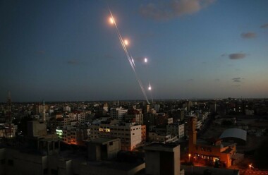 سرايا القدس وعدد من الأذرع العسكرية بغزة تتبنى قصف مغتصبات العدو برشقات صاروخية