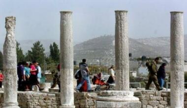 مستوطنون صهاينة يقتحمون المنطقة الأثرية في سبسطية شمال غرب نابلس