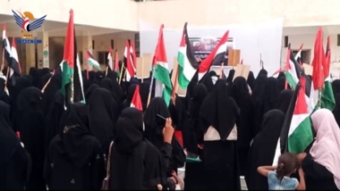 الهيئة النسائية بالحديدة تنظم وقفة تضامنية نصرة لغزة واحتفالا بهزيمة أمريكا