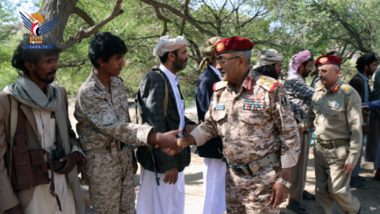Generalinspekteur der Streitkräfte inspiziert die in der Achse Hamdan Bin Zaid stationierten Personen