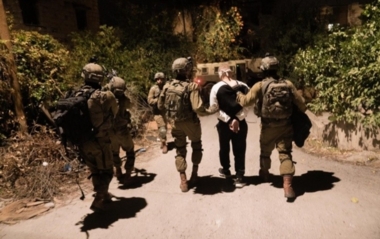 العدو يعتقل ثلاثة شبان فلسطينيين من القدس ويخطر بهدم سبعة قبور قيد الإنشاء بالخليل