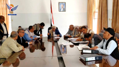 مناقشة الأعمال الإضافية لمشاريع خدمية بمحافظة إب