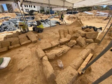 وزارة السياحة بغزة تعثر على أربعة قبور جديدة بالمقبرة الرومانية شمال القطاع