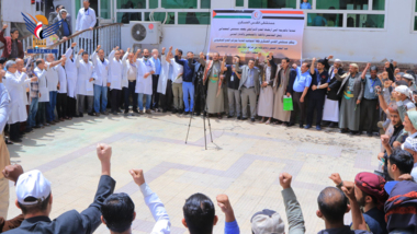 El personal del Hospital Militar Al-Quds denuncia que el enemigo sionista ataca el sector sanitario en Gaza.