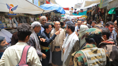Präsident Al-Mashat besichtigt die Altstadt von Sana'a und verrichtet das Mittagsgebet in Al-Dscham' Al-Kabeer Moschee