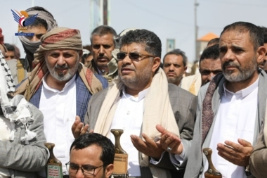 Muhammad Ali Al-Houthi visite le sanctuaire du leader martyr de Maran à Saada