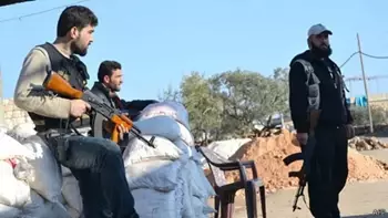 Takfiri-Gruppen in Syrien bringen die Leichen der Opfer ihrer Massaker an einen unbekannten Ort.