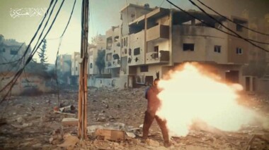 La resistencia palestina transmite escenas en las que ataca vehículos enemigos al este de Khan Yunis.