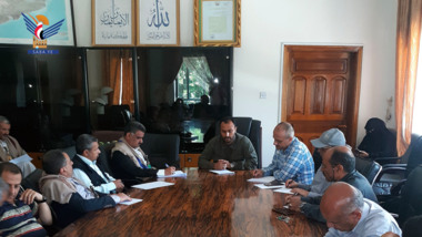 Une réunion avec l'administration locale discute des résultats des visites sur le terrain dans les gouvernorats et les districts