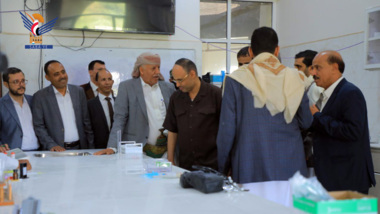 Le Président Al-Mashat visite le Collège de Médecine Humaine de l'Université Ibb et passe en revue les étapes d'achèvement du projet de construction du Collège