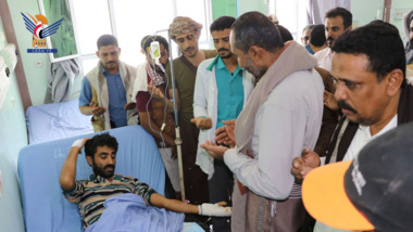Hodeidah Governor reviews conditions of West Coast Medical Complex and inspects wounded