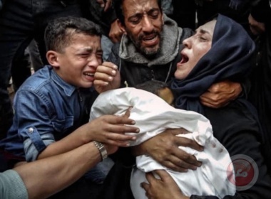 طبيبة فلسطينية تستقبل أطفالها أشلاء متفحمين جراء قصف العدو الصهيوني 