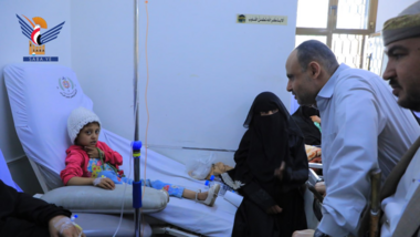 El presidente Al-Mashat visita a pacientes con cáncer en el Centro Nacional de Oncología