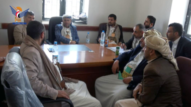 Discussing ways to solve societal issues in Houth District, Amran