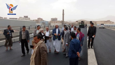  Bürgermeister der Hauptstadt überprüft die Umsetzung der Asphaltarbeiten an der Al-Nasr-Brücke