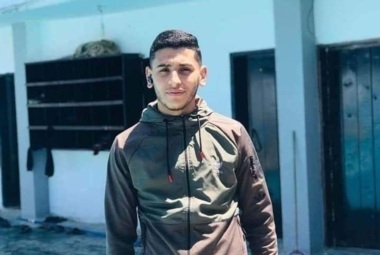 Martyrium eines jungen Palästinensers den Folgen seiner Verletzungen bei einer Explosion im Osten des Gazastreifens