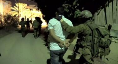 Las fuerzas enemigas arrestaron a tres palestinos en Hebrón después de golpearlos y confiscar sus autos.