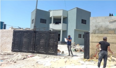 El enemigo sionista entrega avisos para demoler varias viviendas e instalaciones en Jerusalén y la localidad de Qarawa