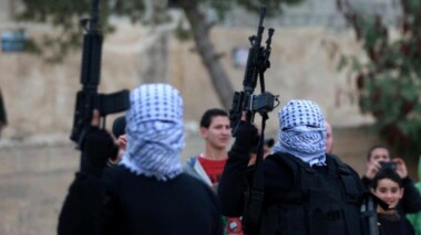 مقاومون فلسطينيون يطلقون النار تجاه قوات الاحتلال الصهيوني شمال نابلس