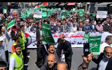 Sous le slogan « Nous célébrons la victoire de la résistance, des milliers de Jordaniens poursuivent leurs activités de soutien à Gaza ».