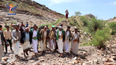 Inspecting work progress on road project in Dmit, Dhale'