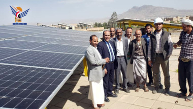 Al-Bukhaiti begutachtet den Fortschritt der Arbeiten am Solarkraftwerk am College of Agriculture der Universität Sana'a