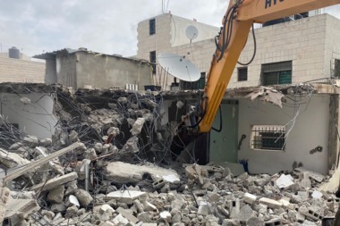 Zionist army demolishes houses, facilities in Hebron