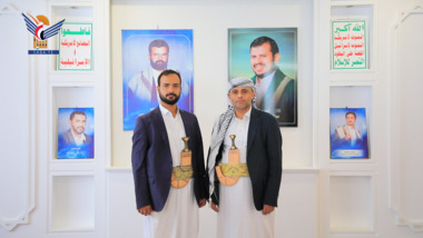 Präsident Al-Mashat ehrt die Familie des Märtyrerführers, Herrn Hussein Badr Al-Din Al-Houthi
