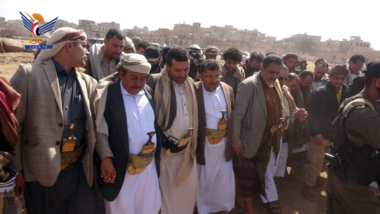 Mohammad Al-Houthi überwacht Beendigung eines Mordfalls zwischen Familie Ataa in Dhamar und der Familie Abbas in al-Bayda